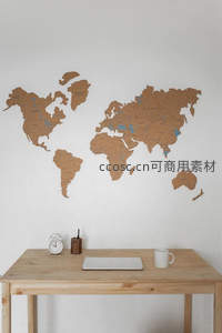 木质书桌前的世界地图墙饰