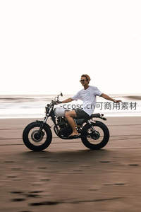 男子沙滩驰骋摩托享受风与浪