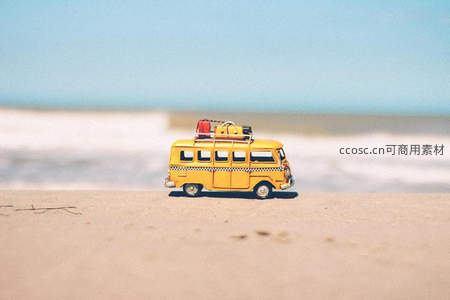 沙滩上的黄色小巴士模型
