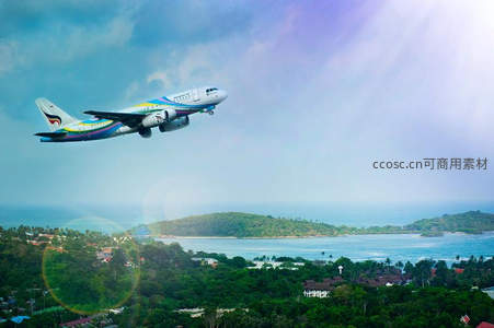 彩绘客机飞越热带海岛之上