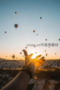 掌心朝阳：伸向热气球群的剪影手迎接晨曦光芒
