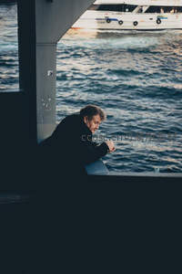 码头沉思者凝望波光粼粼的海面