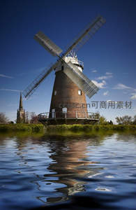水边古风砖砌风车倒影
