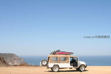 越野车顶载冲浪板停悬崖边