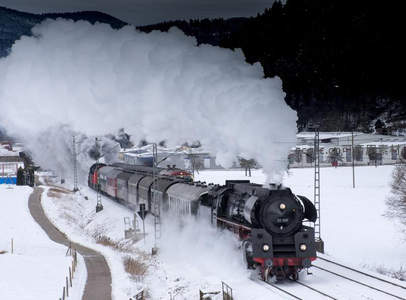 蒸汽火车穿越雪原喷吐浓烟如梦似幻