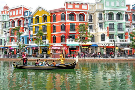 彩色建筑水道上的贡多拉游船