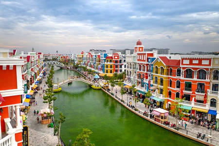 航拍视角下的彩色水城全景