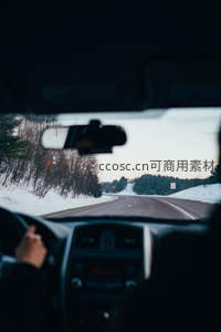 车内视角雪后公路蜿蜒伸向远方森林