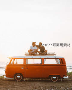 橙色复古面包车上的海边日落时光