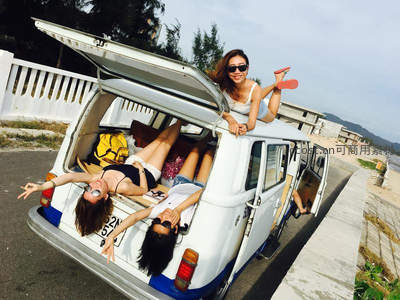 闺蜜们在复古面包车里享受海边假期