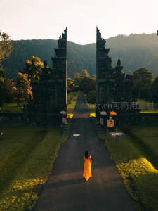 古门长道，黄裙女子踏晨光