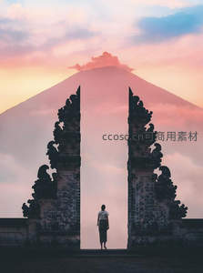 火山前的神圣之门，剪影人物仰望壮丽日出