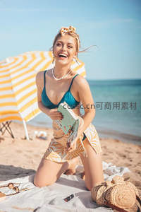 阳光海滩上的欢乐时光，少女捧书笑颜如花