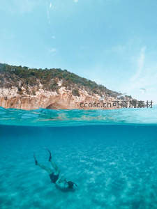 水下浮潜者与海岸悬崖的半水景