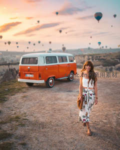 复古面包车旁热气球升空的旅行时刻