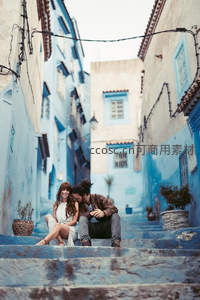 蓝城阶梯上的情侣甜蜜依偎