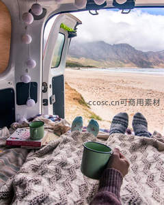 露营车里看海喝咖啡