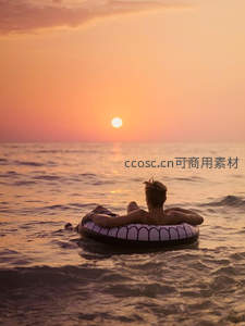 日落时分，一人浮圈漂游海上静享余晖