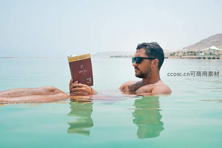 死海漂浮阅读，享受无重力宁静
