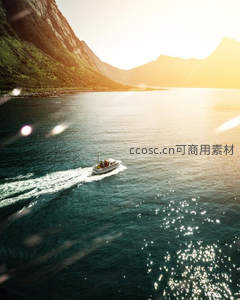 峡湾快艇驰骋，金色阳光洒满碧波