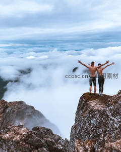 云端之巅双人张臂，拥抱苍穹壮阔