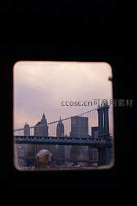 透过窗框凝望，布鲁克林大桥与曼哈顿暮色交辉