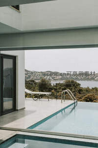 现代别墅露台俯瞰海湾全景