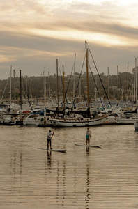 夕阳码头桨板运动，宁静惬意