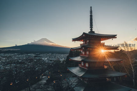 富士山下古塔夕照，金光穿透层叠屋檐