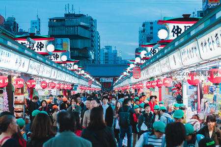 人潮涌动的传统市场，灯火通明