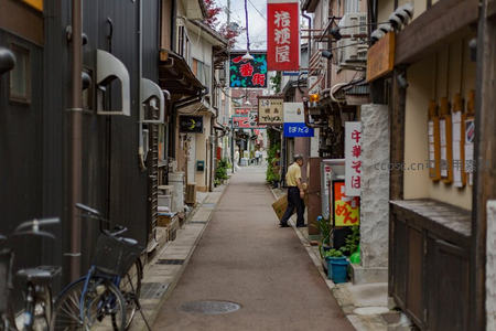 日式小巷中的宁静时光