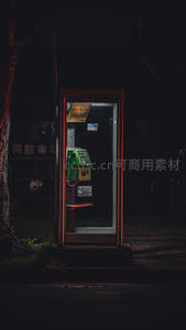 霓虹灯下的复古电话亭