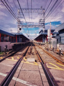 铁轨延伸向远方，架空电缆交织成网