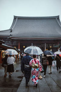 雨中浅草寺前穿和服的游客