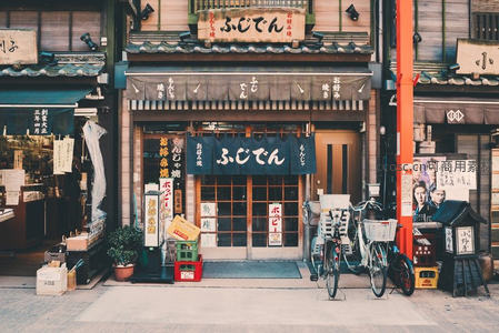 京都老街传统店铺门前景象