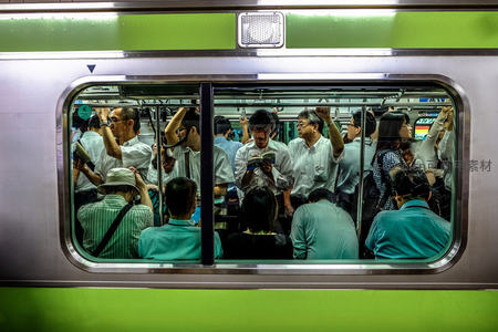 地铁车厢内乘客百态，通勤路上的日常缩影