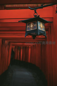 红色鸟居隧道中的古朴灯笼