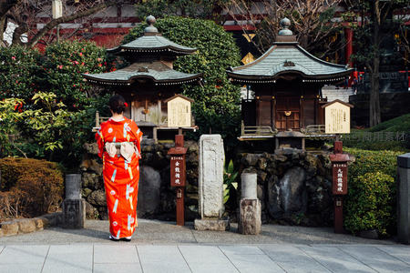 和服女子参拜神社庭院