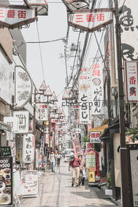 三番街繁华商业巷道招牌林立