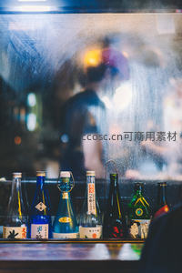 雨夜酒馆窗前，清酒瓶列如诗行