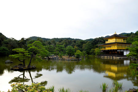 金阁寺倒影湖中，禅意山水画卷