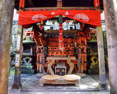 红色鸟居下的神社祭坛，庄严而神圣