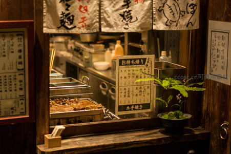 日式小吃摊窗内，热腾腾的烤物香气扑鼻