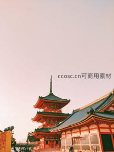 古寺塔影映霞光，飞檐斗拱显庄严