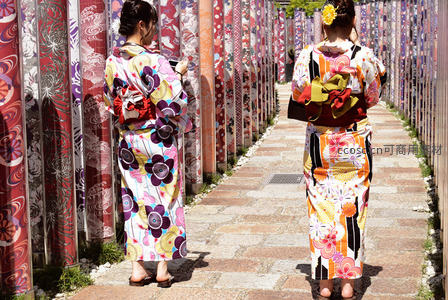 和服女子漫步间，花墙夹道影成双