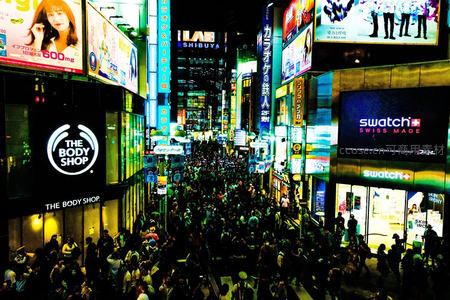 新宿黄金街人潮涌动，摩天楼间霓虹如海淹没喧嚣步行街