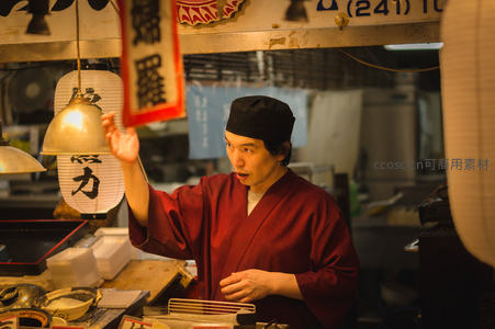 日式料理师傅专注烹饪传统美食