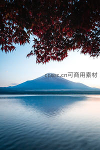 富士山秋色倒映湖面如画