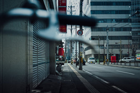 东京街角冷调清晨，卷帘门后城市苏醒
