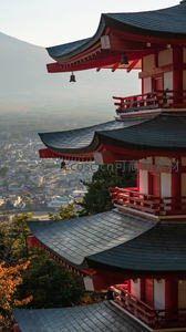 富士山下红塔层叠，古寺俯瞰小镇春色